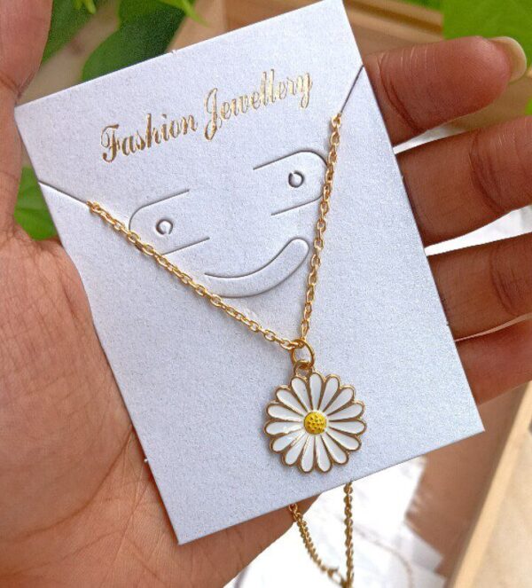 White-Daisy-Neckpiece